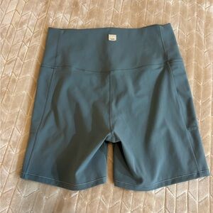 Vuori  Women’s Size Large Studio Pocket Shorts High Rise Light Azure Blue